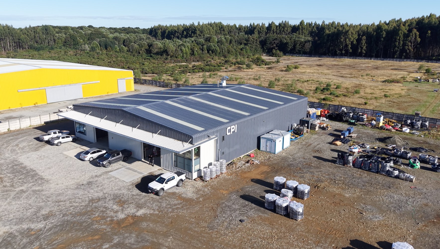 Vista aérea de la planta CPI Equipment en Puerto Varas, Chile · fabricación e ingeniería propia de sistemas ODIN para acuicultura
